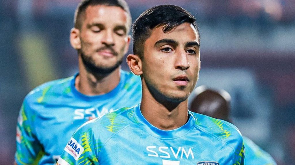 Kiyan Nassiri warming up for Chennaiyin FC