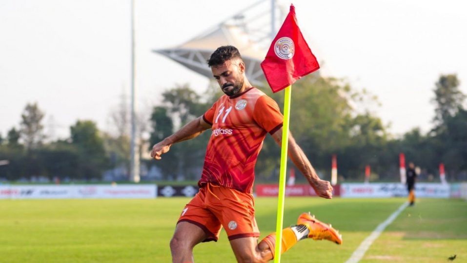 Juan Mera taking a corner for Punjab FC.
