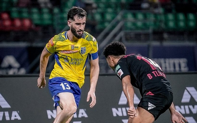 Kerala Blasters midfielder Danish Farooq and Mumbai City FC midfielder Tluanga in action in ISL 2025/26