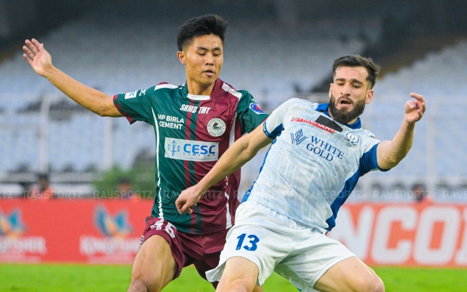 Kerala Blasters midfielder Danish Farooq and Mohun Bagan midfielder Apuia in action