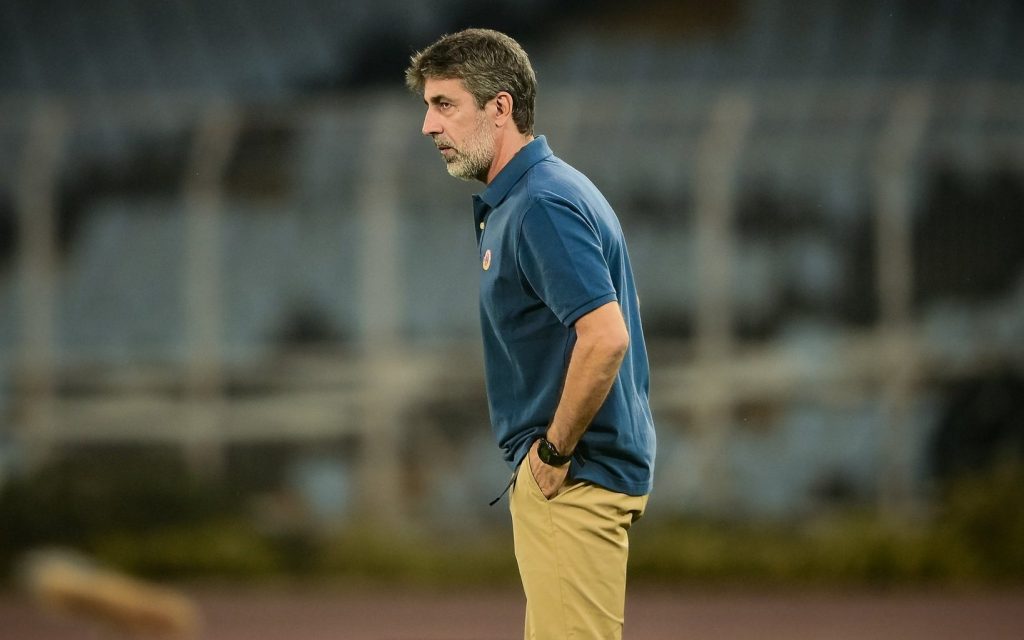 Oscar Bruzon in the touchline for East Bengal in ISL 2025-26