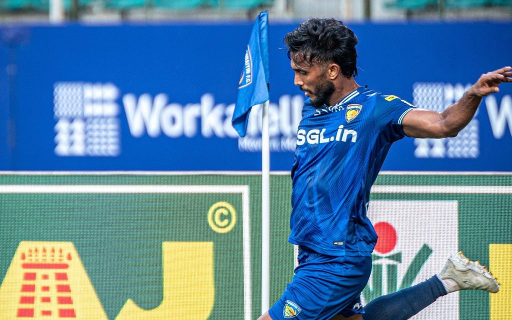 Farukh Chaudhary taking a set-piece for Chennaiyin FC