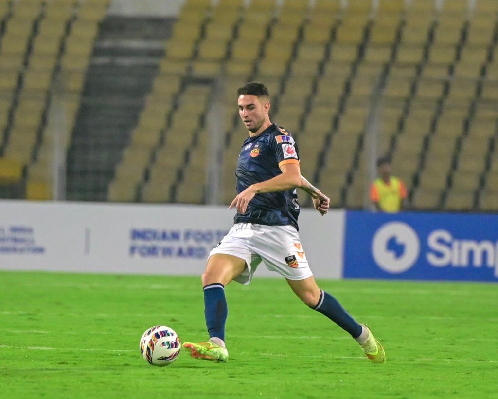 Sergio Llamas in action for Inter Kashi FC in 2025-26 ISL